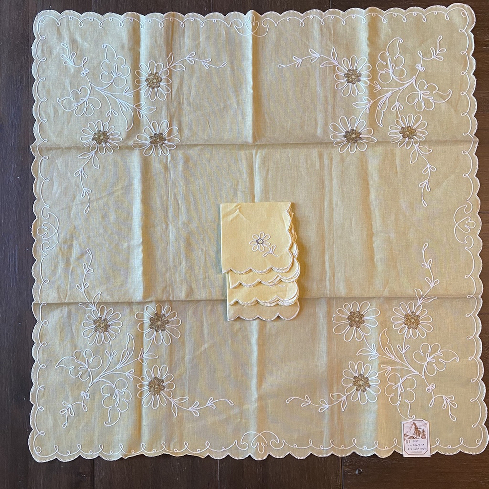 New Antique yellow Linen Embroidery Small Tablecloth Switzerland +4 Napkins